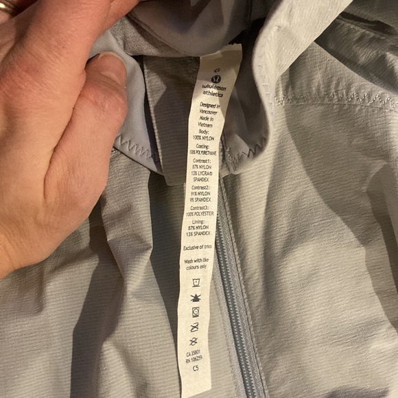 Lululemon jacket/vest size 6 - Picture 3 of 4